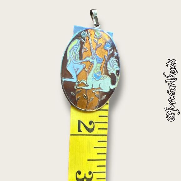 The Lady and the Unicorn Enamel Pendant – Vintage Fantasy Artwork - Picture 4 of 6